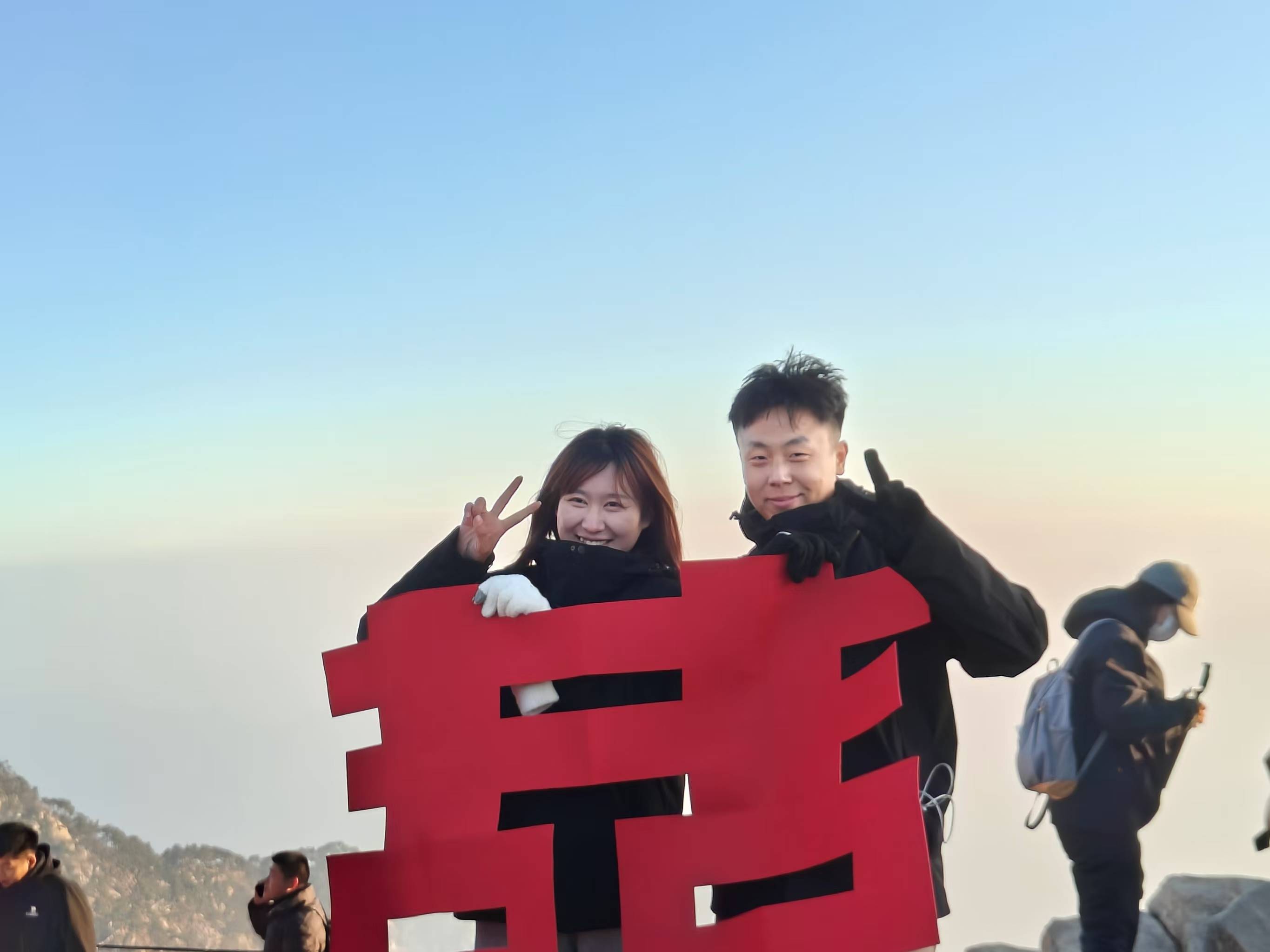 皇冠信用網会员开户_山东小伙在泰山山顶求婚皇冠信用網会员开户,路人送上高脚杯和酒:普通求婚升华了