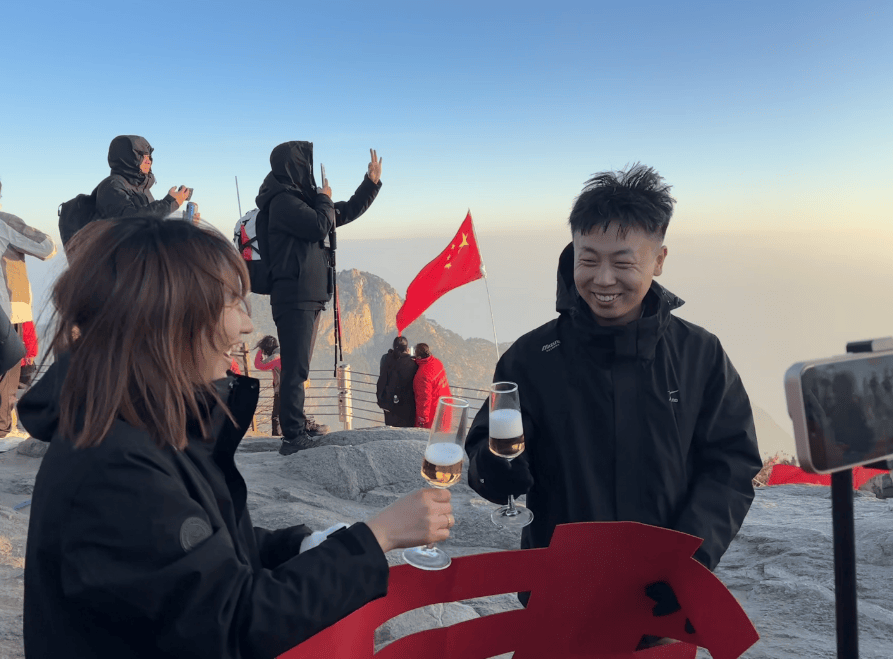 皇冠信用網会员开户_山东小伙在泰山山顶求婚皇冠信用網会员开户,路人送上高脚杯和酒:普通求婚升华了