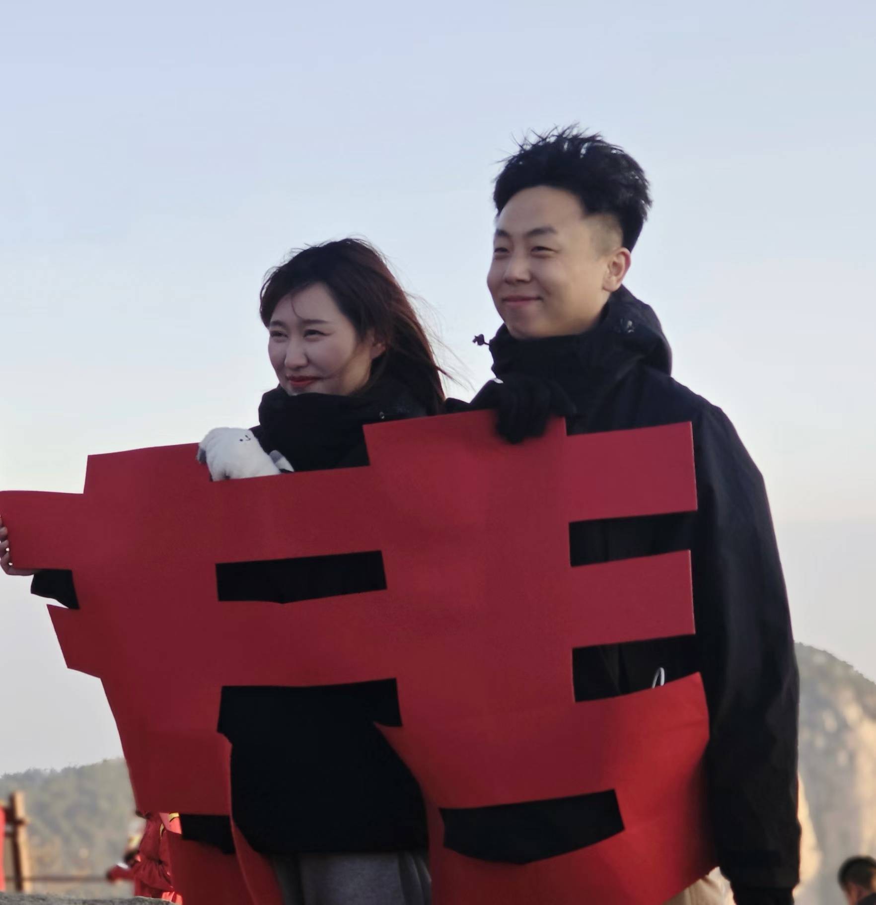 皇冠信用網会员开户_山东小伙在泰山山顶求婚皇冠信用網会员开户,路人送上高脚杯和酒:普通求婚升华了