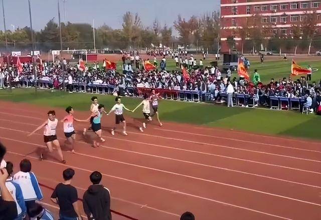 皇冠信用网站_网传8名学生运动会携手冲刺被开除 教育局:不存在