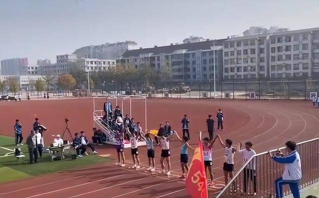 皇冠信用网站_网传8名学生运动会携手冲刺被开除 教育局:不存在