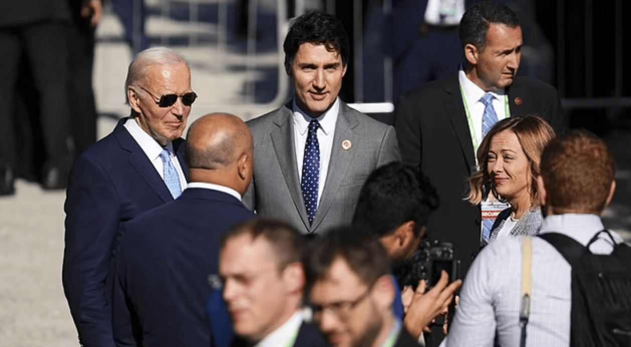 皇冠代理管理端_美加意三国领导人缺席G20“全家福”皇冠代理管理端,当时“拜登在一棵树后面”