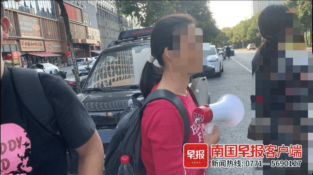 皇冠信用网如何注册_太炸裂!南宁一债主用高音喇叭讨债皇冠信用网如何注册,贴身跟随两天三夜!