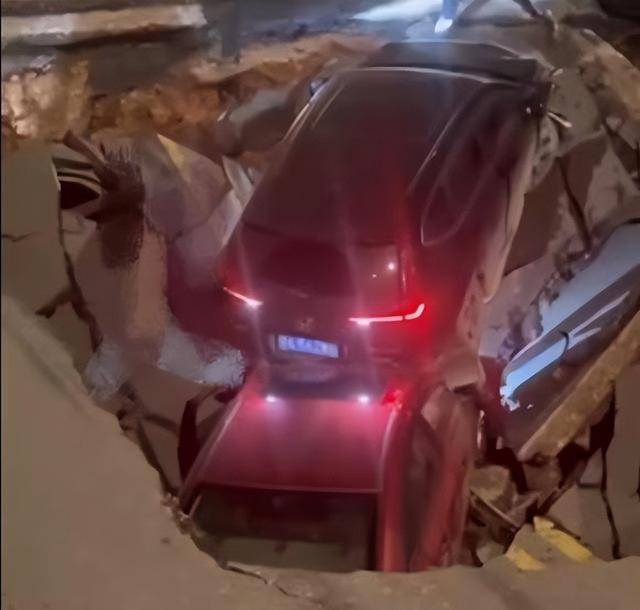 足球盘口开户_武汉一路面塌陷有两辆车掉进深坑足球盘口开户,目击者称现场有人躺在坑里,交警回应