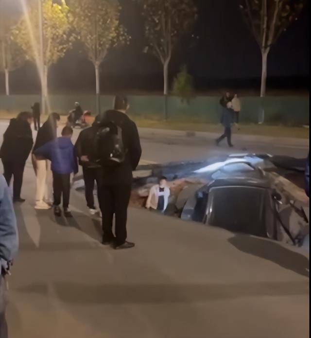 足球盘口开户_武汉一路面塌陷有两辆车掉进深坑足球盘口开户,目击者称现场有人躺在坑里,交警回应