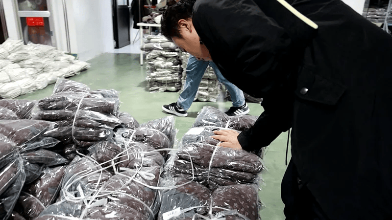 皇冠信用在线注册_热搜第一皇冠信用在线注册!7万件羽绒服含绒量0%!央视曝光:羽绒被也是假的!当地最新通报→