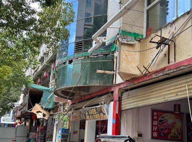 皇冠信用网登2代理_昆明广告牌坠落致3死调查报告:城管检查“走过场”