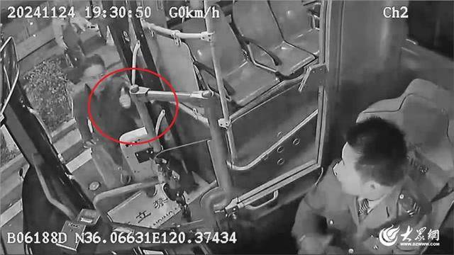 如何申请皇冠信用网会员_青岛深夜街头如何申请皇冠信用网会员,上百页纸张撒满地,这群暖心人出手了……