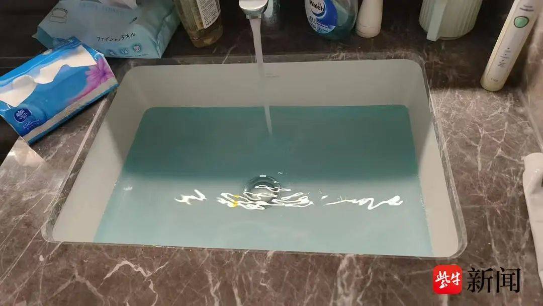 皇冠信用网去哪里弄_一夜之间皇冠信用网去哪里弄,江苏南京一居民家中自来水竟流出“湖水蓝”