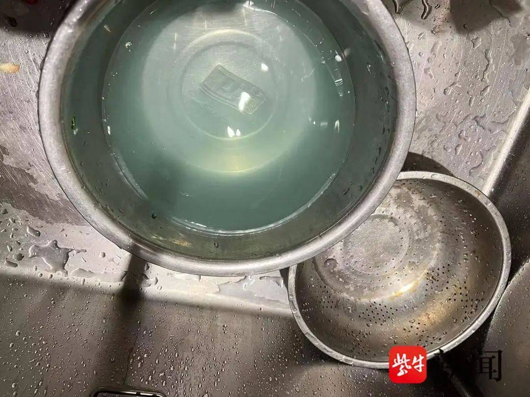 皇冠信用网去哪里弄_一夜之间皇冠信用网去哪里弄,江苏南京一居民家中自来水竟流出“湖水蓝”