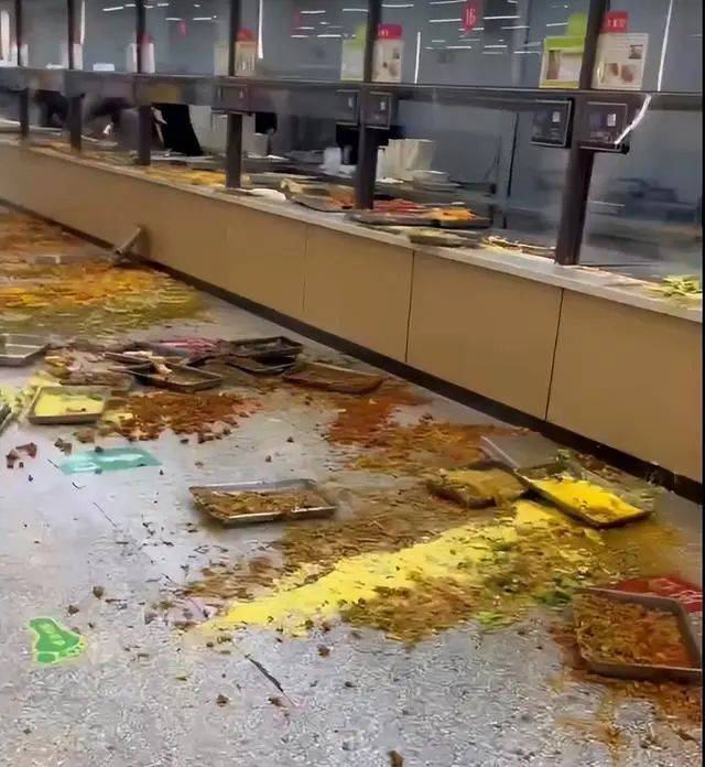 足球外围买球网站_安徽一学校食堂员工吵架足球外围买球网站,将新出锅的饭菜打翻一地,校方:涉事员工已辞退