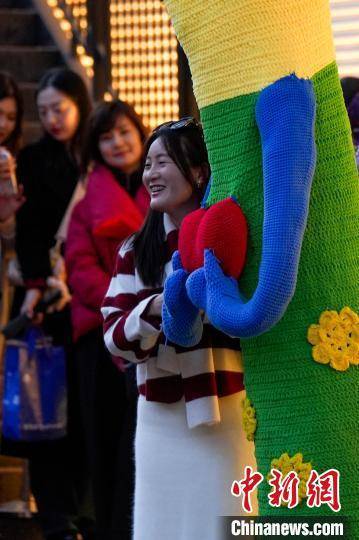 怎么申请皇冠信用網_北京:民众排队打卡胡同里的“毛衣树”