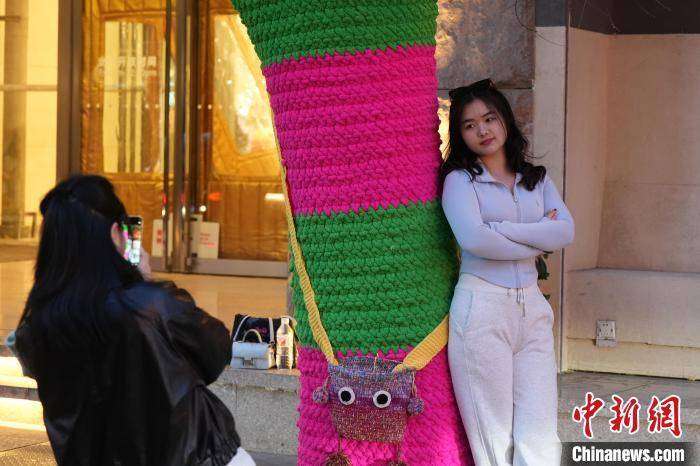 怎么申请皇冠信用網_北京:民众排队打卡胡同里的“毛衣树”