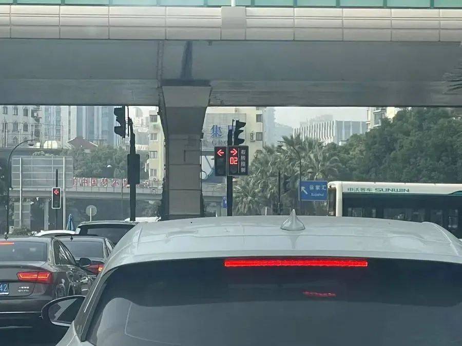 皇冠信用網代理_上海不少司机困惑:右转信号灯为何不亮绿灯皇冠信用網代理?市公安交警总队解释→