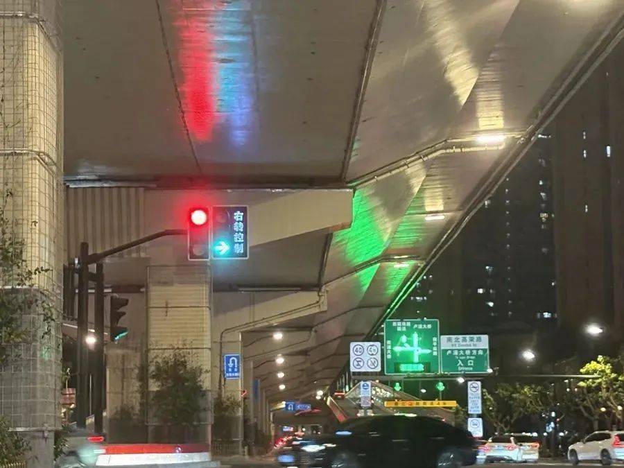 皇冠信用網代理_上海不少司机困惑:右转信号灯为何不亮绿灯皇冠信用網代理?市公安交警总队解释→