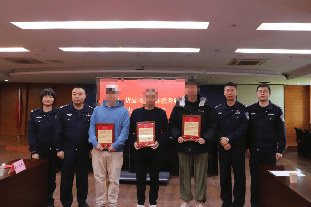 信用网如何申请_不顾姑娘哭求信用网如何申请,杭州司机把车开进派出所,民警:干得好