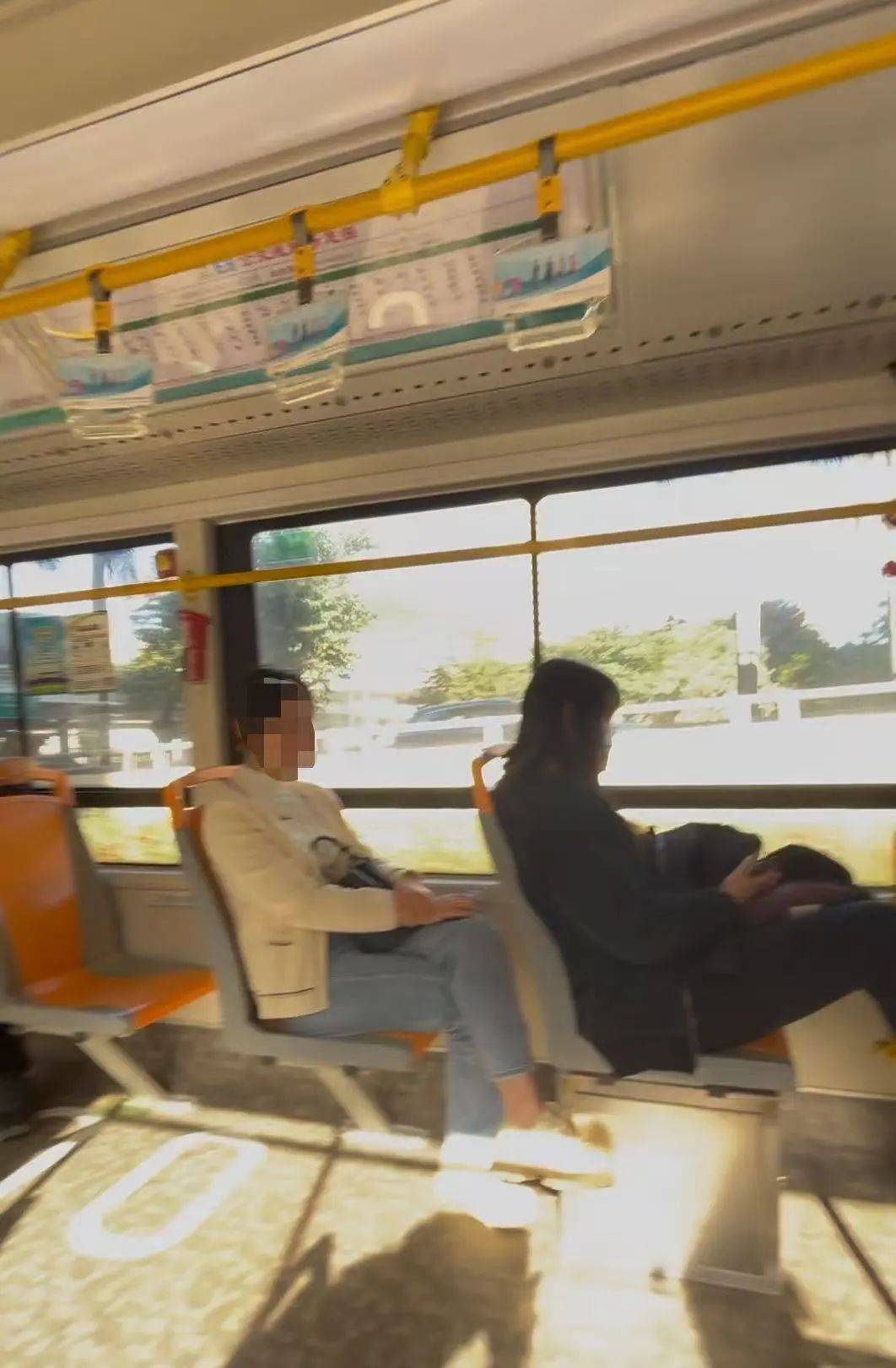 皇冠信用网会员注册网址_“晒足一小时太阳”!深圳一公交被指遮阳设施差皇冠信用网会员注册网址,记者实测