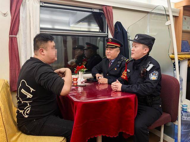 皇冠皇冠代理平台_列车上一醉酒“纹身哥”突然对乘警说“我是逃犯”皇冠皇冠代理平台,乘警一查:不,你不是!