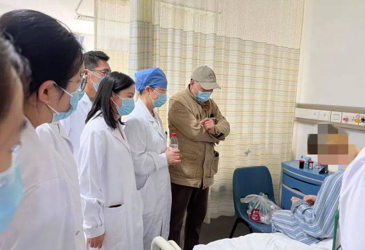 皇冠信用網需要押金吗_半夜爬到大腿皇冠信用網需要押金吗!年轻女子体内排出10米长虫:我居然把它养得这么肥