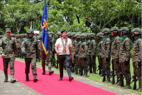如何申请皇冠信用网_菲律宾三军誓言“维护宪法”如何申请皇冠信用网,向总统小马科斯“表忠心”