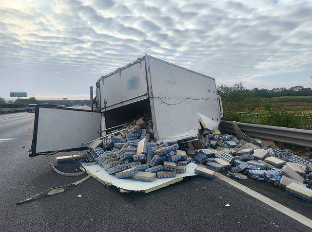 信用网皇冠申请注册_现场一片狼藉信用网皇冠申请注册！司机错过出口强行变道酿事故