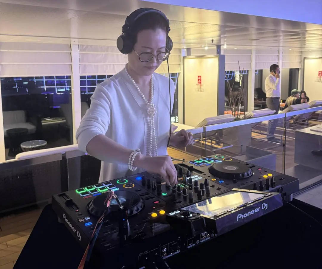 皇冠信用网会员注册网址_太潮了!53岁杭州退休阿姨当DJ皇冠信用网会员注册网址,带着年轻人一起蹦迪