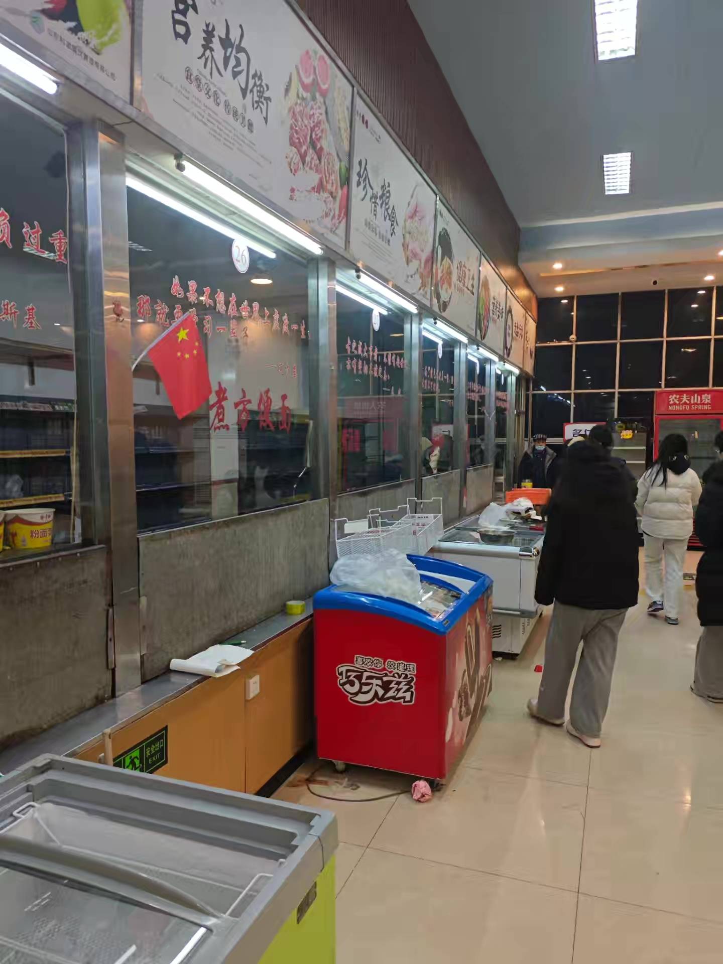 皇冠登一登二登三区别_济大学生称超市煮泡面卖10元挤走卖3.5元的食堂老板皇冠登一登二登三区别,学校:已要超市整改,热食商品下架