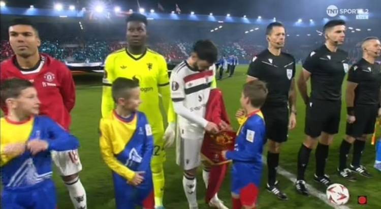 皇冠信用網会员_暖男!曼联比赛现场-1℃皇冠信用網会员,B费见球童太冷脱下夹克给他穿上