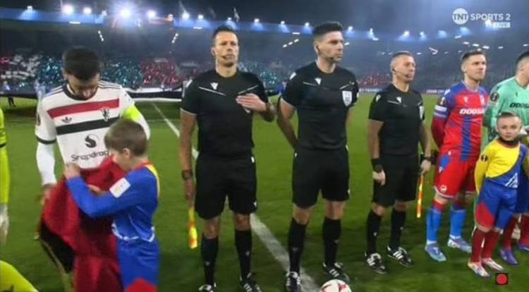 皇冠信用網会员_暖男!曼联比赛现场-1℃皇冠信用網会员,B费见球童太冷脱下夹克给他穿上