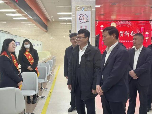皇冠信用网会员_滨州市自然资源和规划局党组书记、局长赵增永到滨州市政务服务中心走访慰问不动产登记一线干部职工(02月09日 )