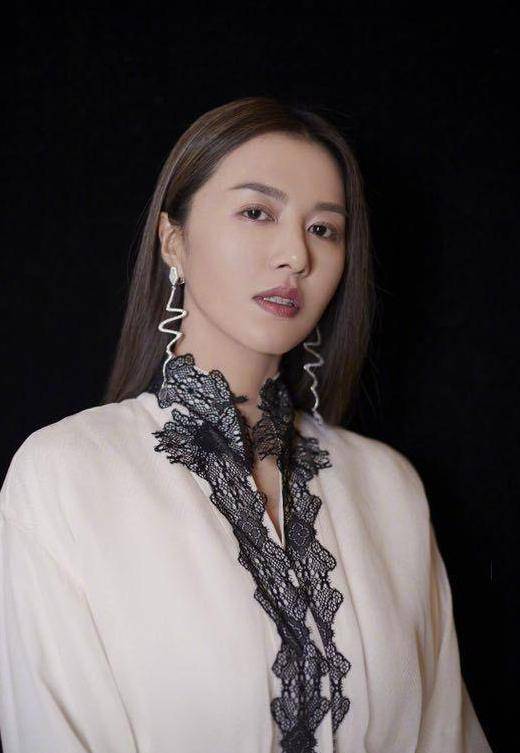 皇冠信用网怎么弄_原来是他娶了谭维维!被称为“不老男神”皇冠信用网怎么弄,曾在海拔5600米上求婚