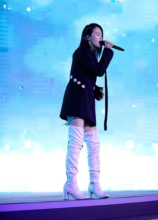 皇冠信用网怎么弄_原来是他娶了谭维维!被称为“不老男神”皇冠信用网怎么弄,曾在海拔5600米上求婚