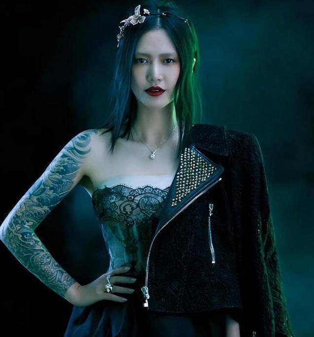 皇冠信用网怎么弄_原来是他娶了谭维维!被称为“不老男神”皇冠信用网怎么弄,曾在海拔5600米上求婚