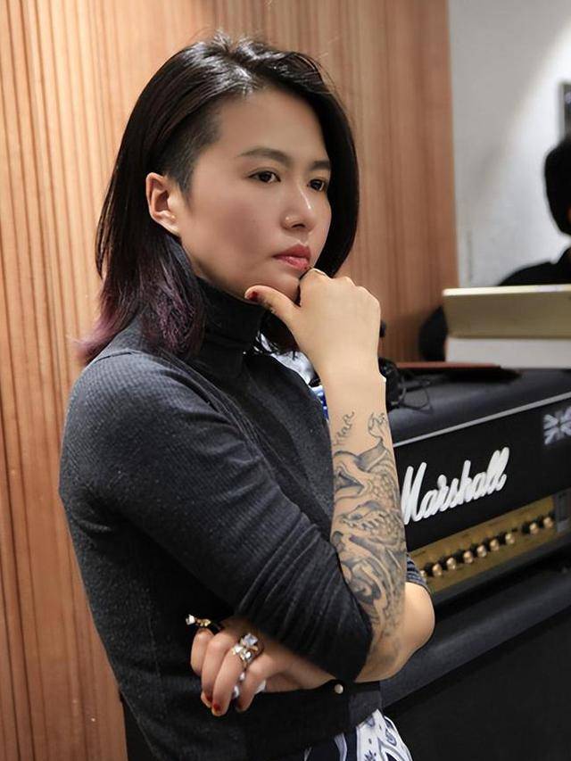 皇冠信用网怎么弄_原来是他娶了谭维维!被称为“不老男神”皇冠信用网怎么弄,曾在海拔5600米上求婚