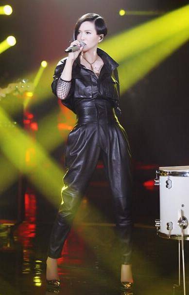 皇冠信用网怎么弄_原来是他娶了谭维维!被称为“不老男神”皇冠信用网怎么弄,曾在海拔5600米上求婚