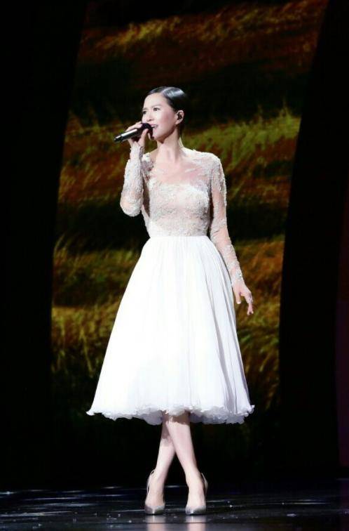 皇冠信用网怎么弄_原来是他娶了谭维维!被称为“不老男神”皇冠信用网怎么弄,曾在海拔5600米上求婚