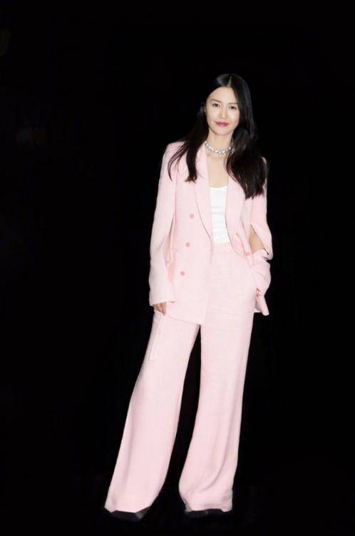 皇冠信用网怎么弄_原来是他娶了谭维维!被称为“不老男神”皇冠信用网怎么弄,曾在海拔5600米上求婚