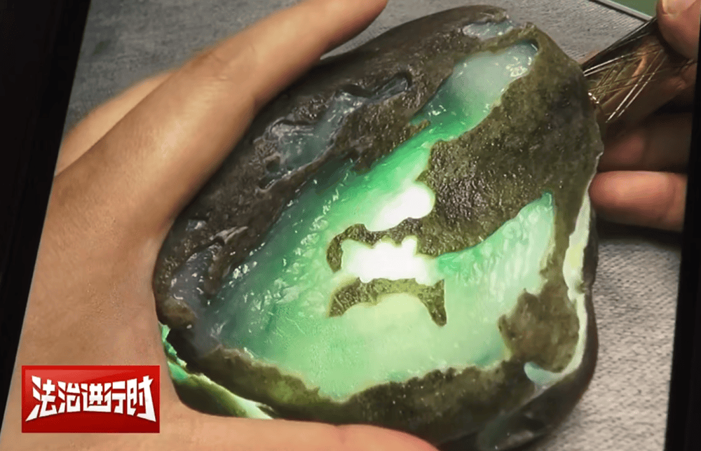 皇冠信用网址_女子花368888元“赌石”皇冠信用网址,开出手镯珠串后却想退款,法院:不予支持