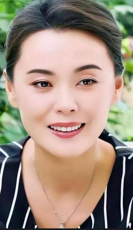 皇冠信用网址多少_1977年出生的原装大美女皇冠信用网址多少,现在47岁,越来越有味道,眼睛会勾人