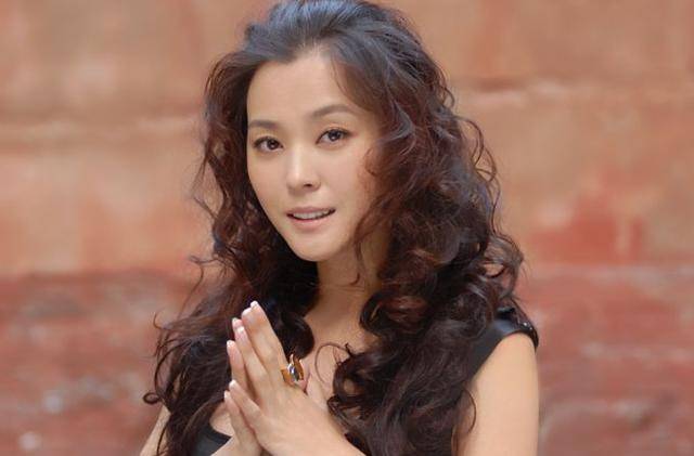 皇冠信用网址多少_1977年出生的原装大美女皇冠信用网址多少,现在47岁,越来越有味道,眼睛会勾人