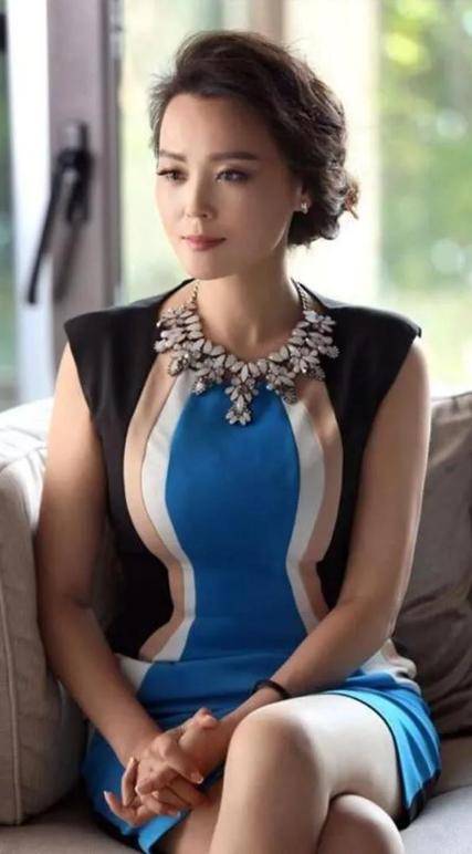 皇冠信用网址多少_1977年出生的原装大美女皇冠信用网址多少,现在47岁,越来越有味道,眼睛会勾人