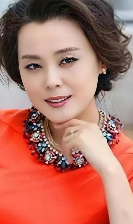 皇冠信用网址多少_1977年出生的原装大美女皇冠信用网址多少,现在47岁,越来越有味道,眼睛会勾人