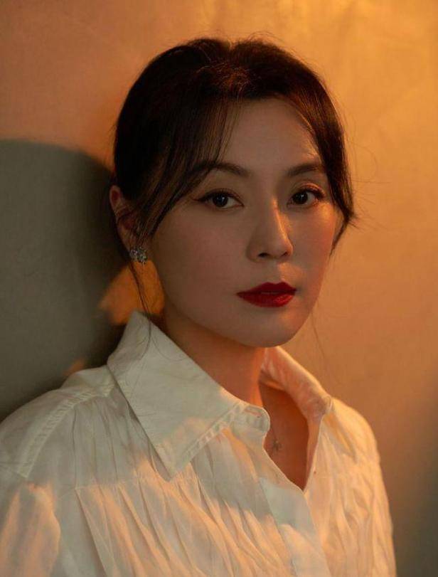 皇冠信用网址多少_1977年出生的原装大美女皇冠信用网址多少,现在47岁,越来越有味道,眼睛会勾人