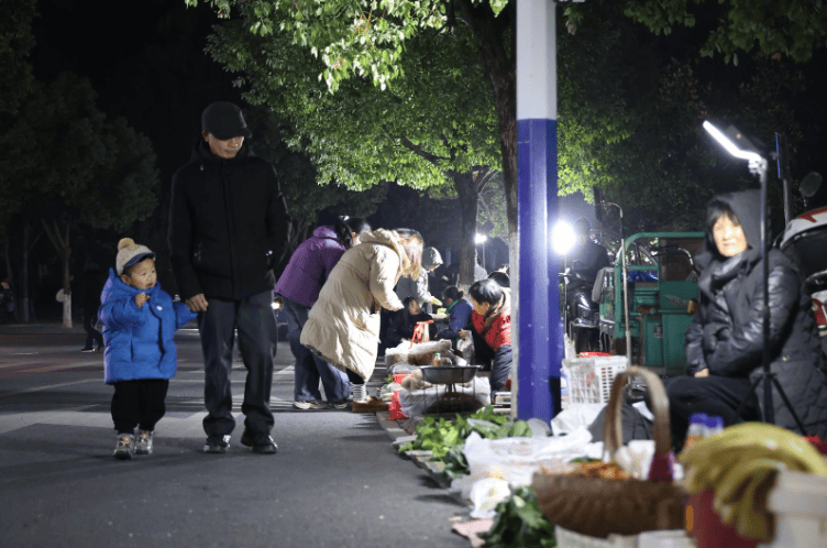 皇冠信用网登2代理_安徽一县政府门前开皇冠信用网登2代理了个夜市:县政府院子停车位、洗手间等对外开放