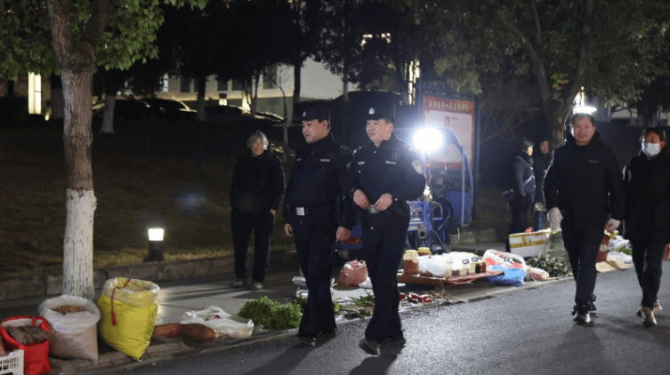 皇冠信用网登2代理_安徽一县政府门前开皇冠信用网登2代理了个夜市:县政府院子停车位、洗手间等对外开放