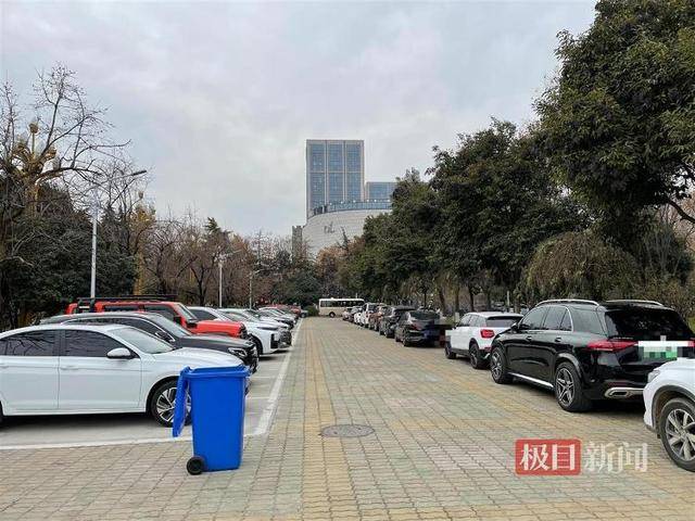 皇冠信用需要押金吗_许昌胖东来天使城客流爆满皇冠信用需要押金吗,人大政协机关开门提供约450个免费车位迎客
