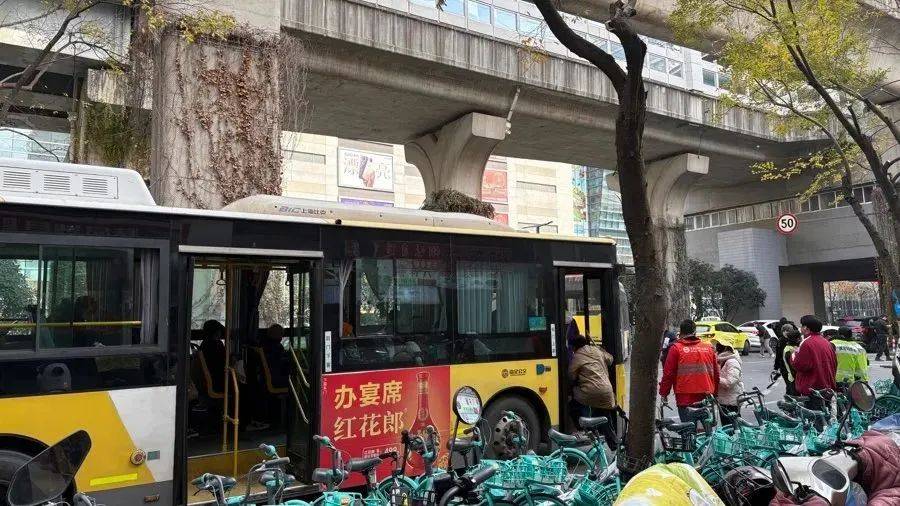 皇冠信用需要押金吗_上海公布最新方案:短时间内无法恢复皇冠信用需要押金吗,5条短驳线开出!11号线受损,涉事塔吊已从轨道移除