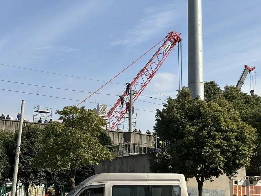 皇冠信用需要押金吗_上海公布最新方案:短时间内无法恢复皇冠信用需要押金吗,5条短驳线开出!11号线受损,涉事塔吊已从轨道移除