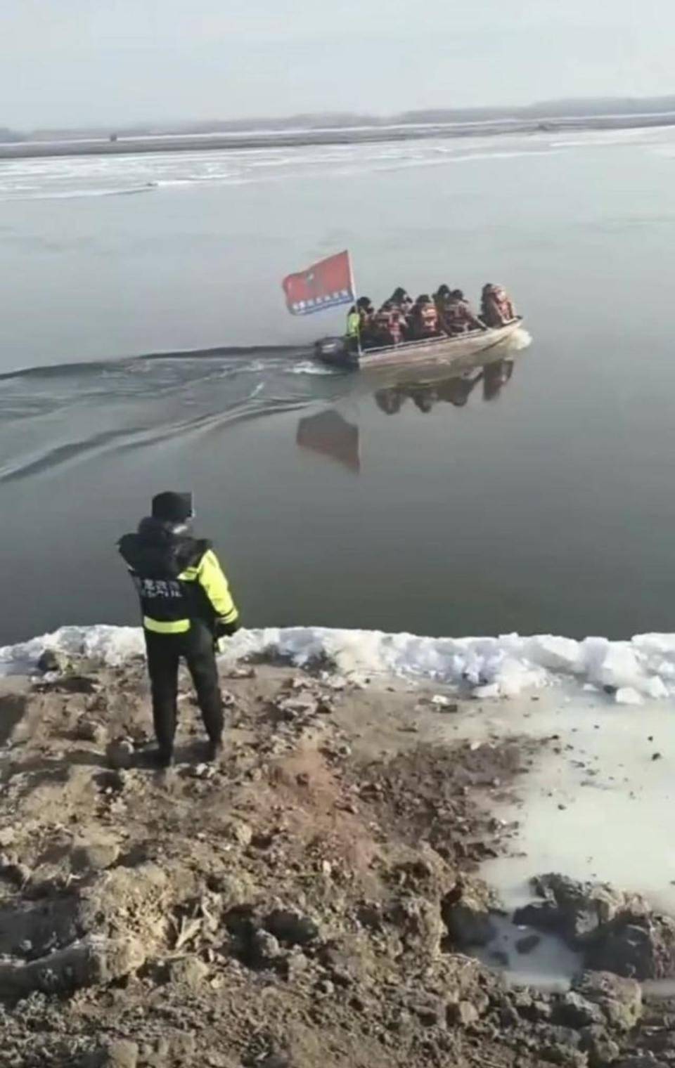 皇冠公司的代理怎么拿_吉林一家三口开车坠江车已找到皇冠公司的代理怎么拿,救援队:出水时后备箱开着,车里没人