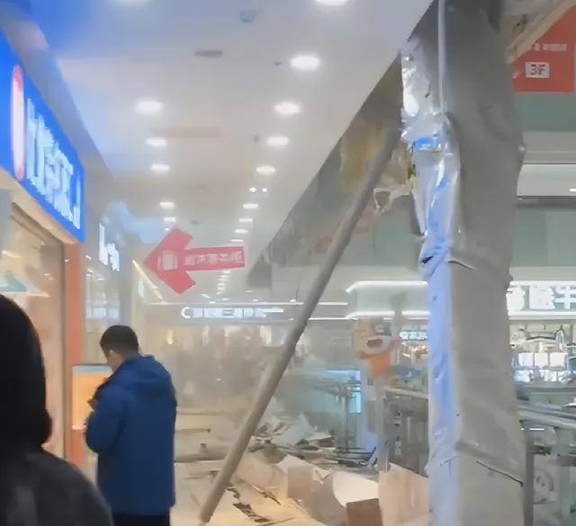 信用网皇冠申请注册_辽宁沈阳一万达广场二楼局部坍塌信用网皇冠申请注册?工作人员回应称“是正常施工”